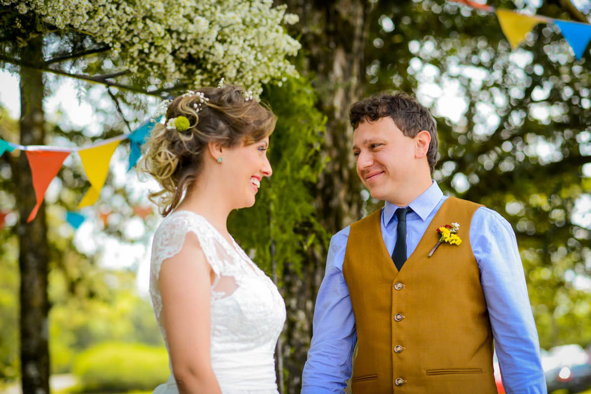 Casamento dos noivos Anna e Bruno ao ar livre em um dia lindo, na região de Curitiba e Campo Largo, fotografado pelo fotógrafo de casamentos Michel Druziki. Noivos se olhando e sorrindo