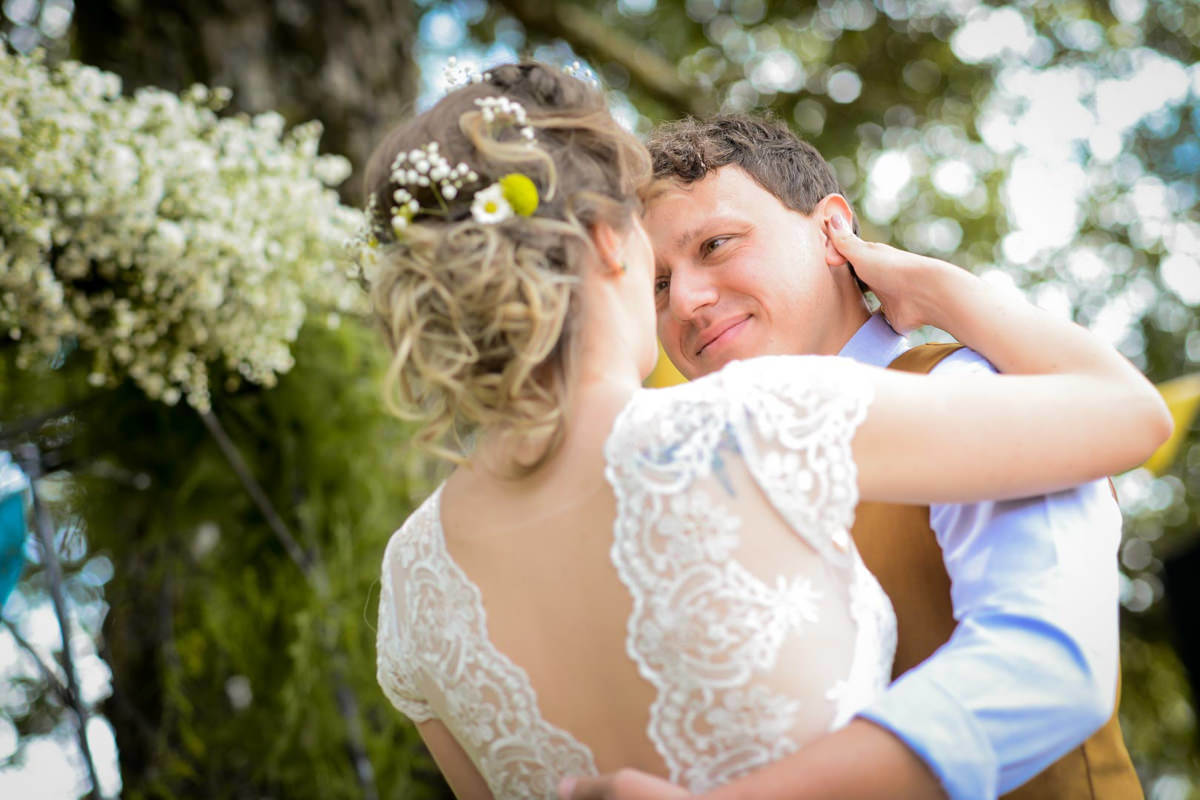 Casamento dos noivos Anna e Bruno ao ar livre em um dia lindo, na região de Curitiba e Campo Largo, fotografado pelo fotógrafo de casamentos Michel Druziki. Noivos abraçados momentos antes do beijo