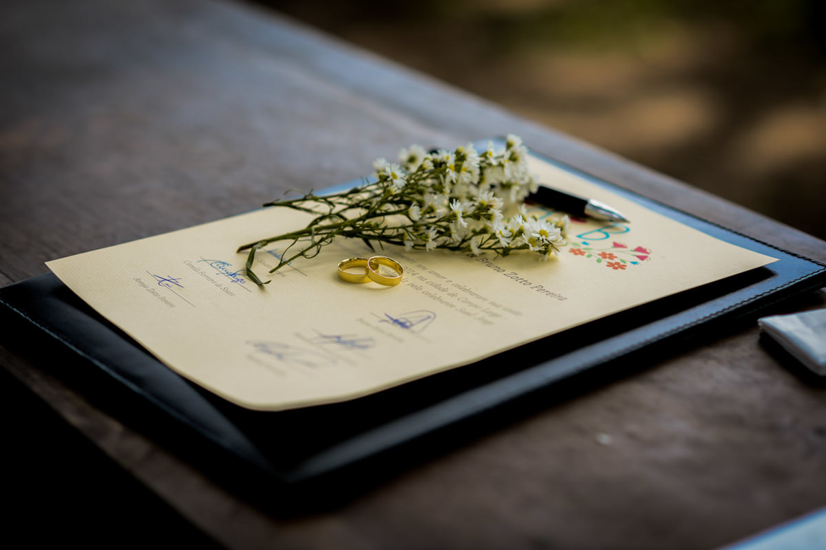 Casamento dos noivos Anna e Bruno ao ar livre em um dia lindo, na região de Curitiba e Campo Largo, fotografado pelo fotógrafo de casamentos Michel Druziki. Certidão de casamento assinada 