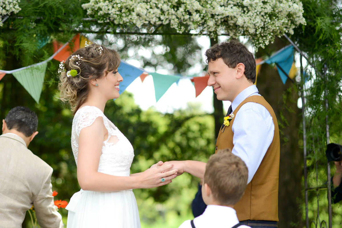 Casamento dos noivos Anna e Bruno ao ar livre em um dia lindo, na região de Curitiba e Campo Largo, fotografado pelo fotógrafo de casamentos Michel Druziki. Noivos sorrindo após a troca de alianças