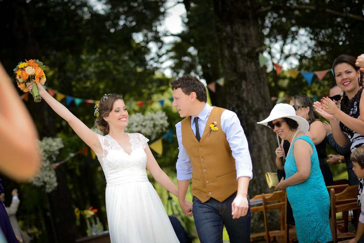 Casamento dos noivos Anna e Bruno ao ar livre em um dia lindo, na região de Curitiba e Campo Largo, fotografado pelo fotógrafo de casamentos Michel Druziki. Noivos sorrindo depois de casados