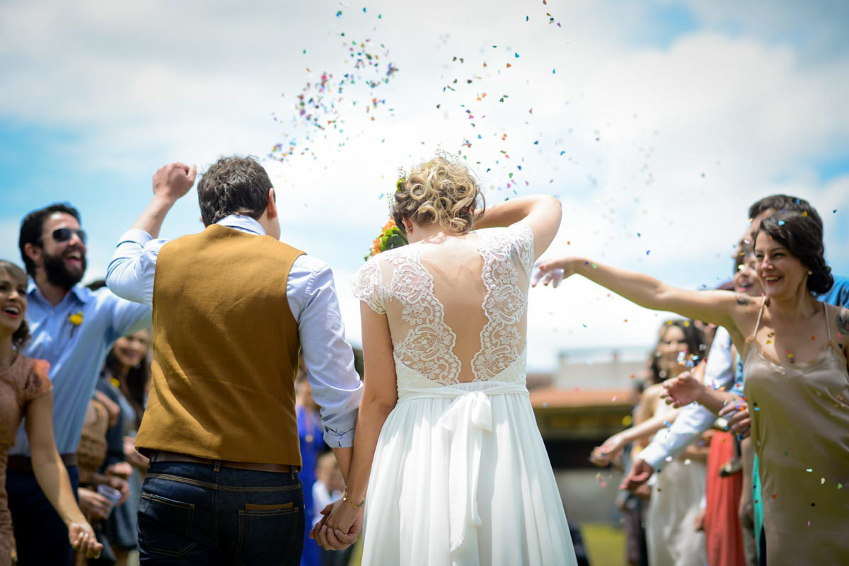Casamento dos noivos Anna e Bruno ao ar livre em um dia lindo, na região de Curitiba e Campo Largo, fotografado pelo fotógrafo de casamentos Michel Druziki. Chuva de arroz 