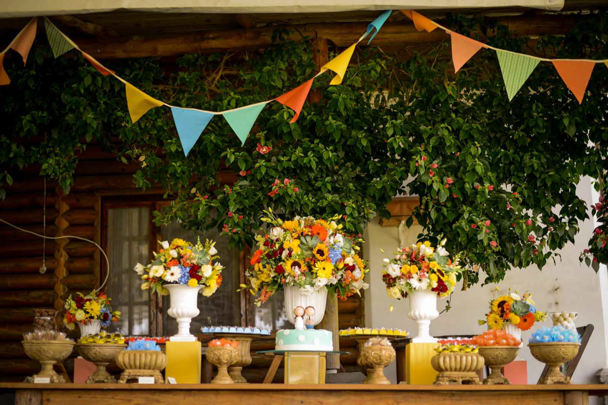 Casamento dos noivos Anna e Bruno ao ar livre em um dia lindo, na região de Curitiba e Campo Largo, fotografado pelo fotógrafo de casamentos Michel Druziki. Decoração fofa e colorida