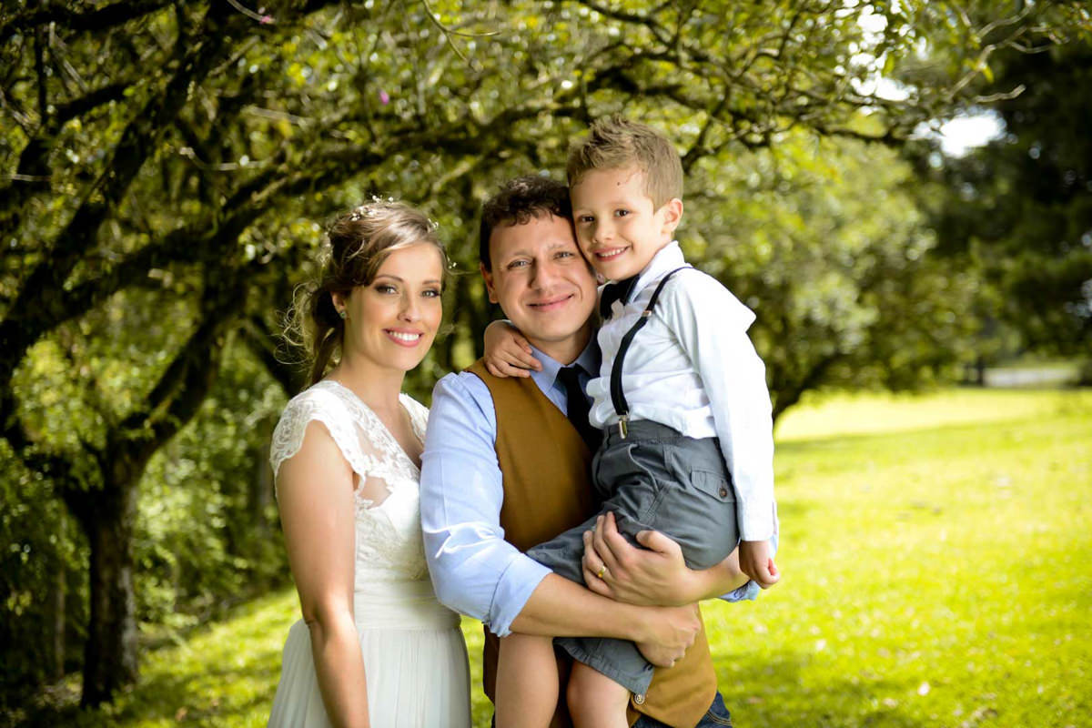 Casamento dos noivos Anna e Bruno ao ar livre em um dia lindo, na região de Curitiba e Campo Largo, fotografado pelo fotógrafo de casamentos Michel Druziki. Noivos e filho do casal
