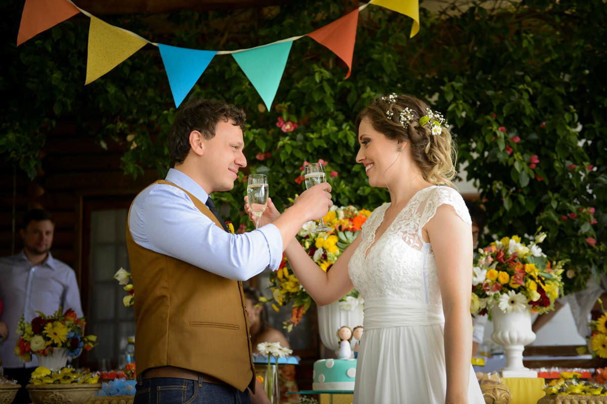 Casamento dos noivos Anna e Bruno ao ar livre em um dia lindo, na região de Curitiba e Campo Largo, fotografado pelo fotógrafo de casamentos Michel Druziki. Brinde dos noivos