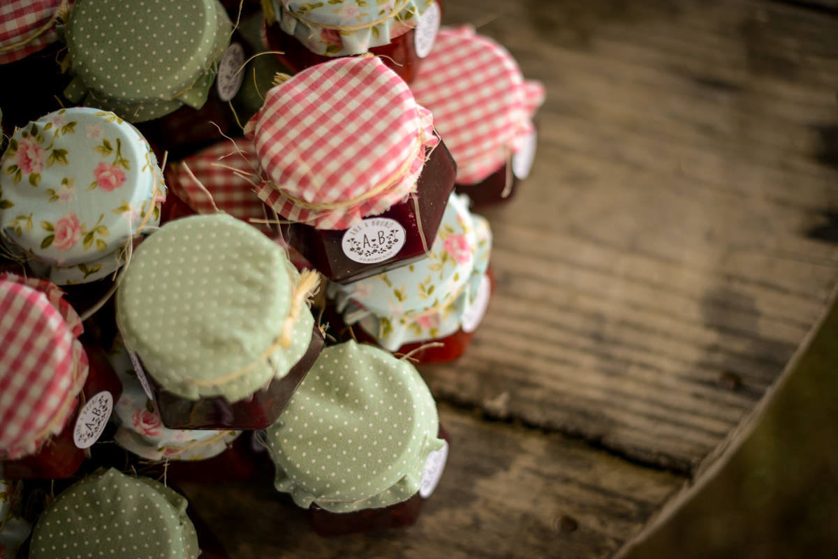 Casamento dos noivos Anna e Bruno ao ar livre em um dia lindo, na região de Curitiba e Campo Largo, fotografado pelo fotógrafo de casamentos Michel Druziki. Lembranças do casamento são potes de geleia