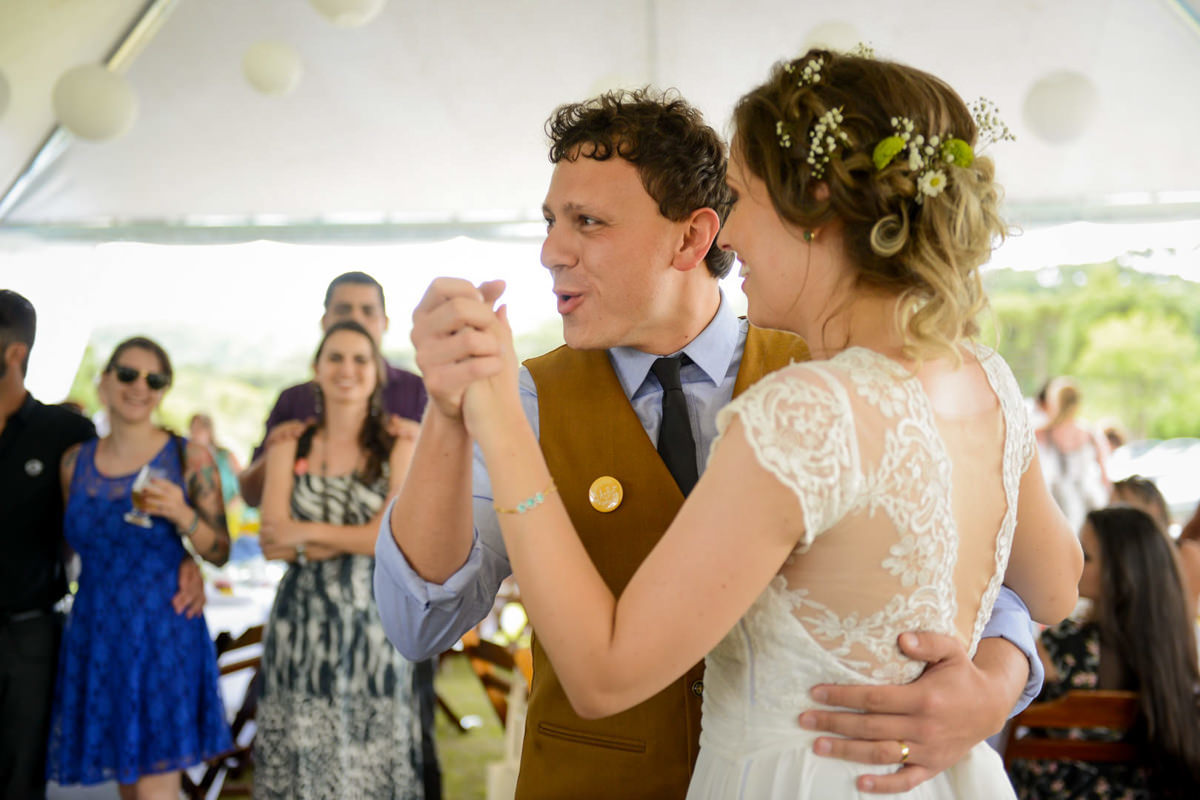 Casamento dos noivos Anna e Bruno ao ar livre em um dia lindo, na região de Curitiba e Campo Largo, fotografado pelo fotógrafo de casamentos Michel Druziki. Noivos dançando
