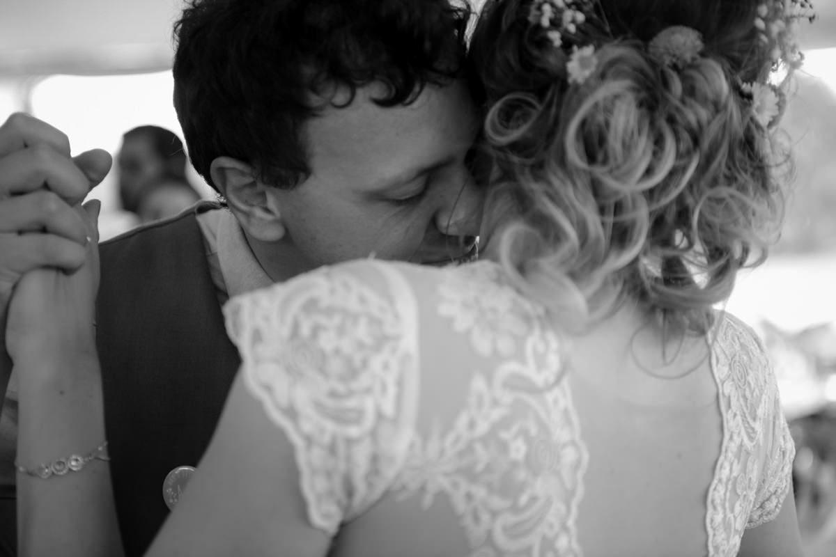 Casamento dos noivos Anna e Bruno ao ar livre em um dia lindo, na região de Curitiba e Campo Largo, fotografado pelo fotógrafo de casamentos Michel Druziki. Noivos dançando abraçados 