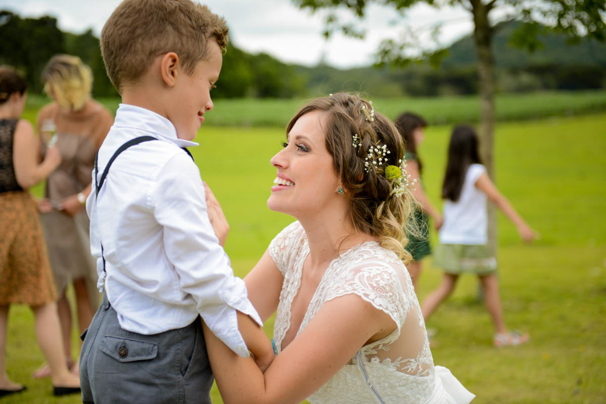 Casamento dos noivos Anna e Bruno ao ar livre em um dia lindo, na região de Curitiba e Campo Largo, fotografado pelo fotógrafo de casamentos Michel Druziki. Noiva conversando com o filho