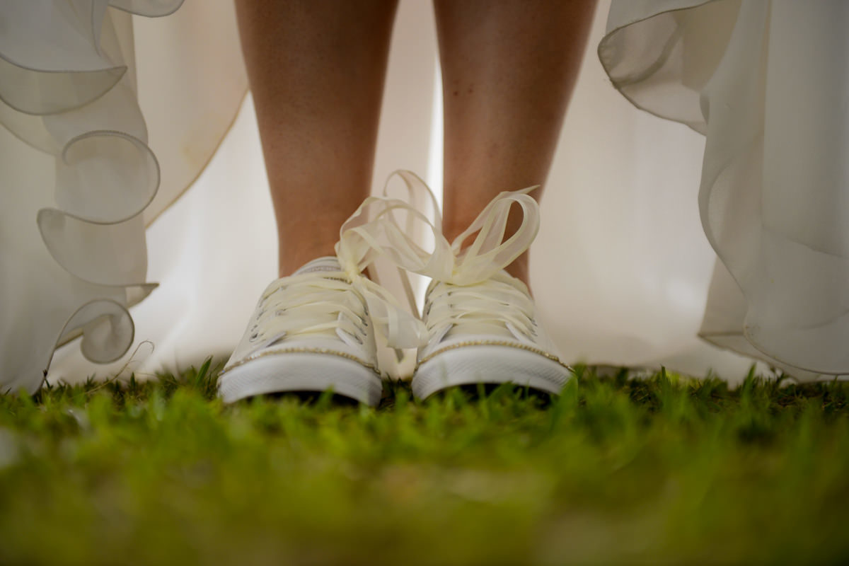 Casamento dos noivos Anna e Bruno ao ar livre em um dia lindo, na região de Curitiba e Campo Largo, fotografado pelo fotógrafo de casamentos Michel Druziki. Detalhe do all star da noiva