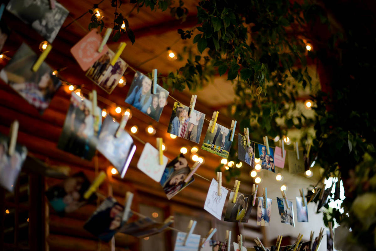 Casamento dos noivos Anna e Bruno ao ar livre em um dia lindo, na região de Curitiba e Campo Largo, fotografado pelo fotógrafo de casamentos Michel Druziki. Decoração simples com varal de fotos