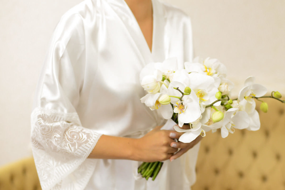 O fotógrafo de casamentos Michel Druziki, fotografou making of dos noivos Mariane e Eduardo que aconteceu no salão Camaleão Cabelo e Estética na cidade de Campo Largo.  Buquê de orquídeas da noiva.