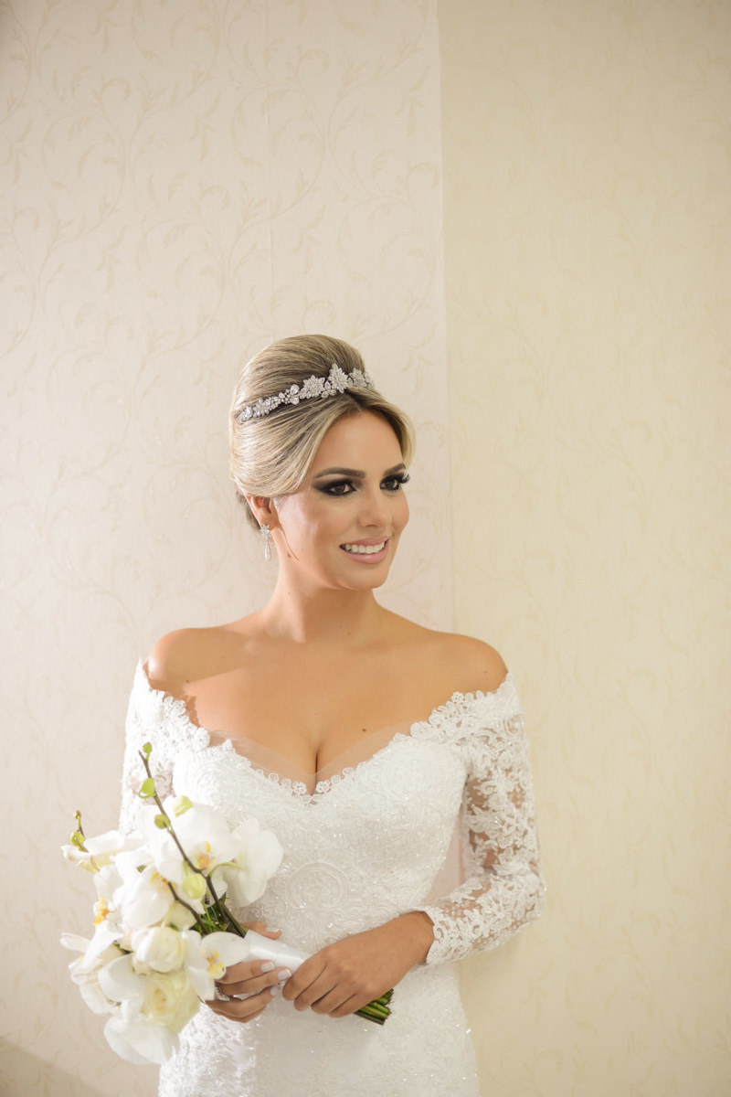 O fotógrafo de casamentos Michel Druziki, fotografou making of dos noivos Mariane e Eduardo que aconteceu no salão Camaleão Cabelo e Estética na cidade de Campo Largo. Noiva sorrindo