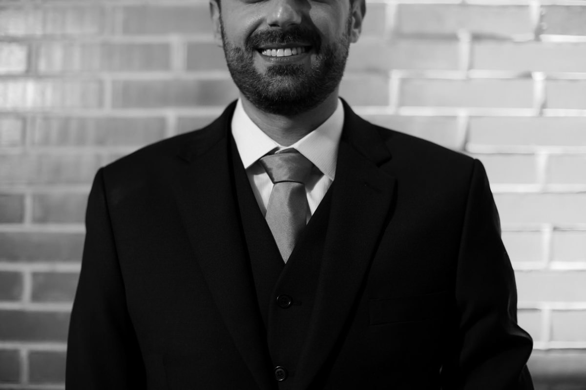  O fotógrafo de casamentos Michel Druziki, fotografou o casamento lindo do casal Mariane e Eduardo na cidade de Campo Largo. Noivo sorrindo antes da cerimônia