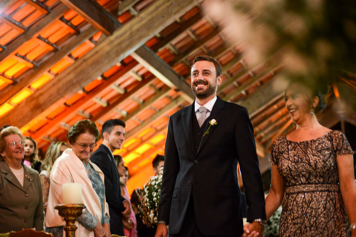  O fotógrafo de casamentos Michel Druziki, fotografou o casamento lindo do casal Mariane e Eduardo na cidade de Campo Largo. Entrada do noivo