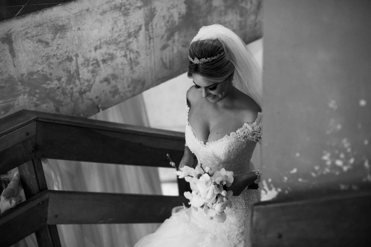  O fotógrafo de casamentos Michel Druziki, fotografou o casamento lindo do casal Mariane e Eduardo na cidade de Campo Largo. Entrada da noiva nas escadas