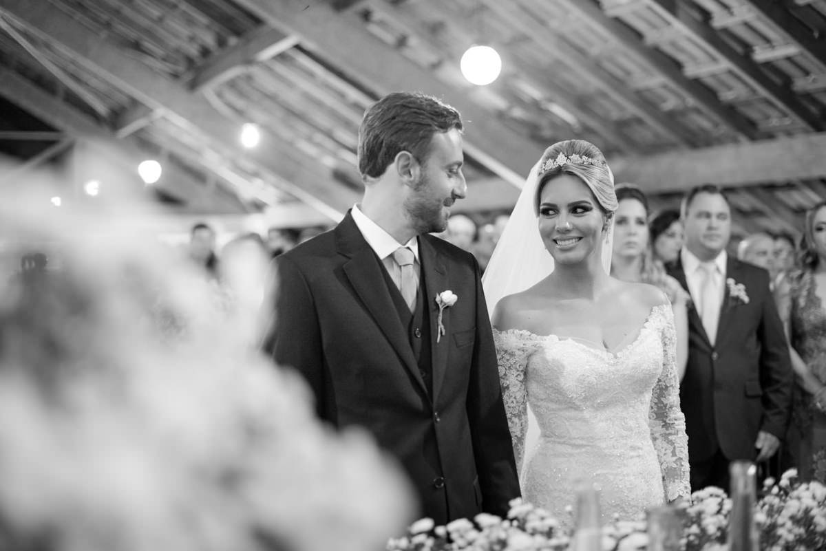  O fotógrafo de casamentos Michel Druziki, fotografou o casamento lindo do casal Mariane e Eduardo na cidade de Campo Largo. Noivos se olhando e sorrindo durante a cerimônia