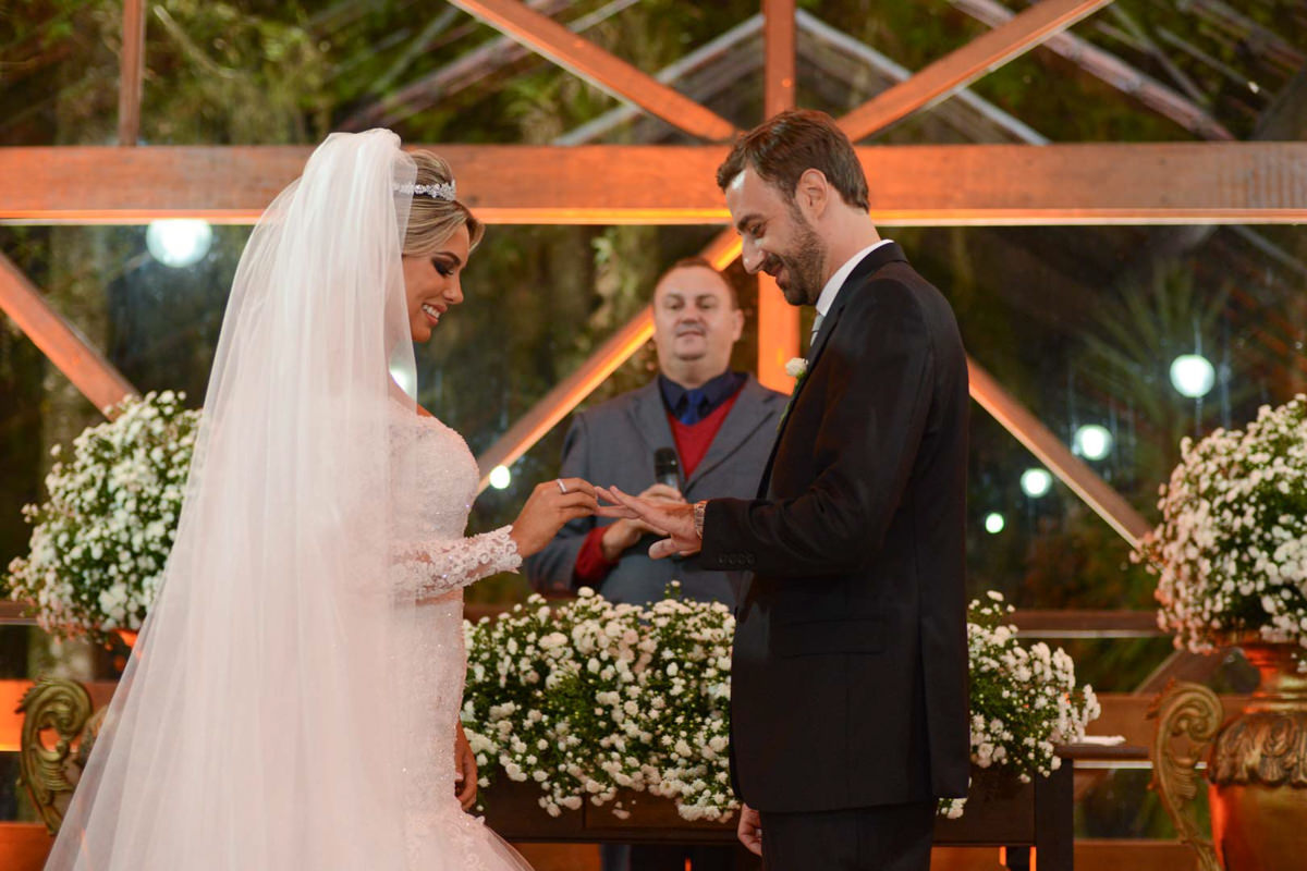  O fotógrafo de casamentos Michel Druziki, fotografou o casamento lindo do casal Mariane e Eduardo na cidade de Campo Largo. Troca de alianças dos noivos 