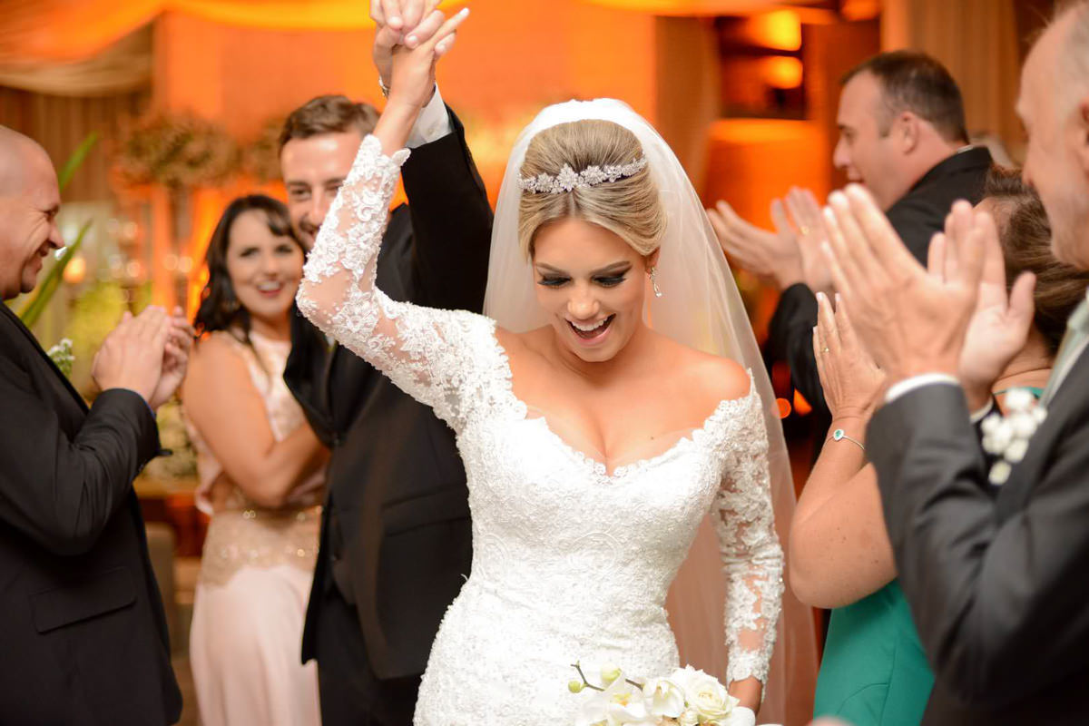  O fotógrafo de casamentos Michel Druziki, fotografou o casamento lindo do casal Mariane e Eduardo na cidade de Campo Largo. Entrada dos noivos comemorando na festa