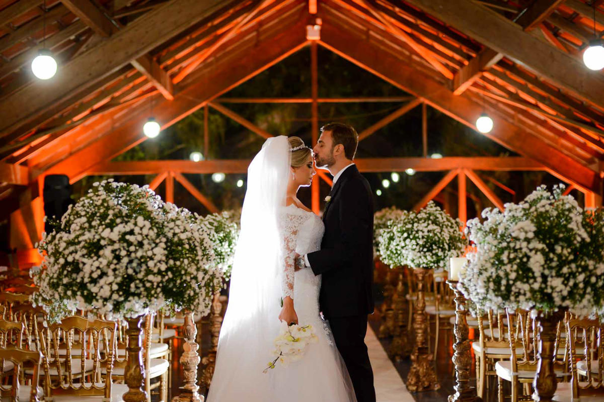  O fotógrafo de casamentos Michel Druziki, fotografou o casamento lindo do casal Mariane e Eduardo na cidade de Campo Largo. Noivo dando beijo na testa da noiva depois do casamento