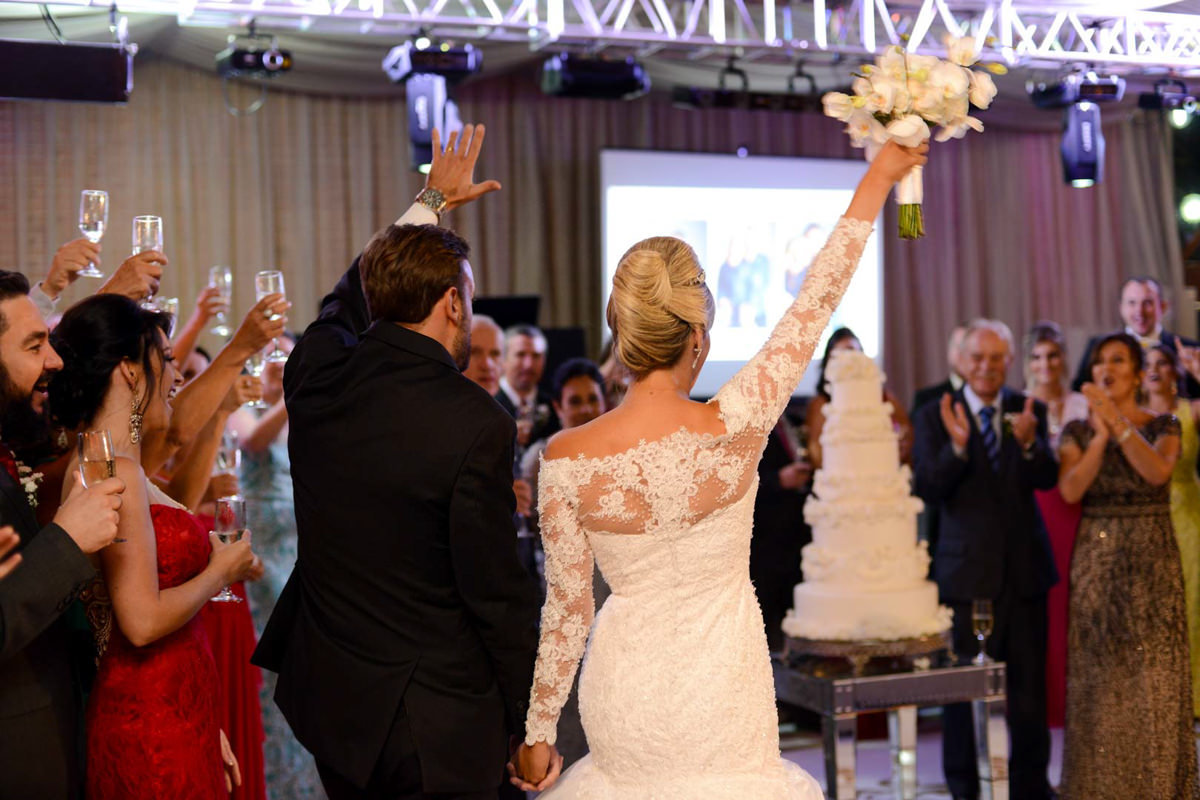  O fotógrafo de casamentos Michel Druziki, fotografou o casamento lindo do casal Mariane e Eduardo na cidade de Campo Largo. Noivos comemorando com os convidados