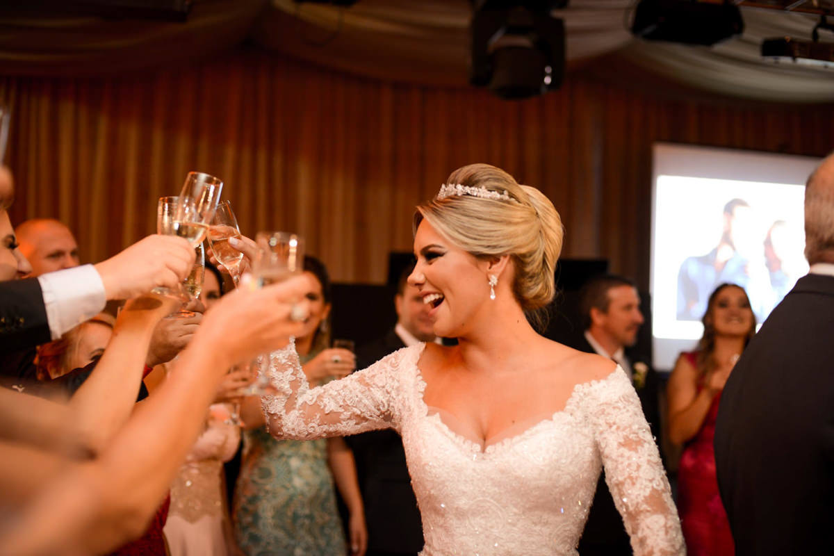  O fotógrafo de casamentos Michel Druziki, fotografou o casamento lindo do casal Mariane e Eduardo na cidade de Campo Largo. Noiva brindando com os convidados