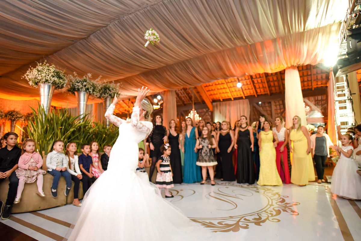  O fotógrafo de casamentos Michel Druziki, fotografou o casamento lindo do casal Mariane e Eduardo na cidade de Campo Largo. Noiva jogando o buquê