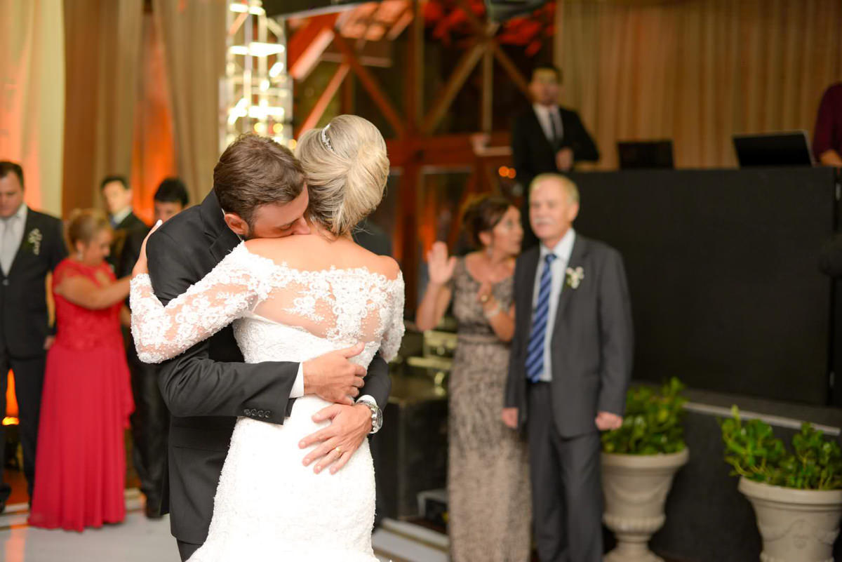  O fotógrafo de casamentos Michel Druziki, fotografou o casamento lindo do casal Mariane e Eduardo na cidade de Campo Largo. Noivos dançando abraçados