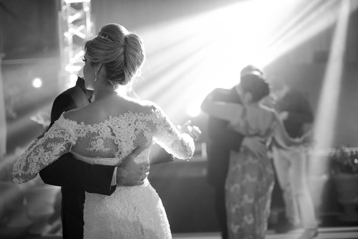  O fotógrafo de casamentos Michel Druziki, fotografou o casamento lindo do casal Mariane e Eduardo na cidade de Campo Largo. Noivos dançando
