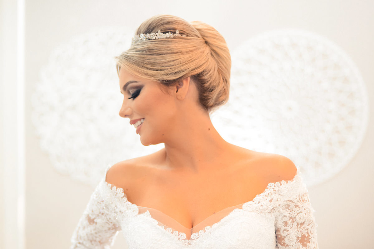 O fotógrafo de casamentos Michel Druziki, fotografou making of dos noivos Mariane e Eduardo que aconteceu no salão Camaleão Cabelo e Estética na cidade de Campo Largo. Linda noiva Mariane sorrindo