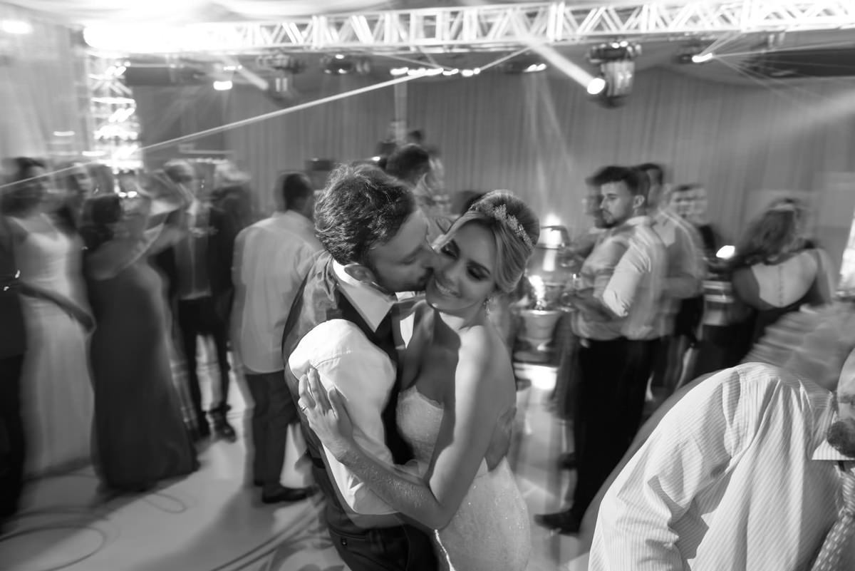  O fotógrafo de casamentos Michel Druziki, fotografou o casamento lindo do casal Mariane e Eduardo na cidade de Campo Largo. Noivos se beijando e dançando 