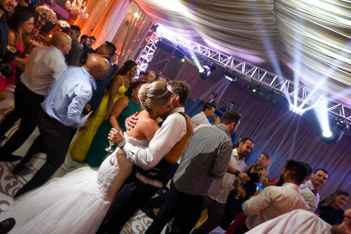  O fotógrafo de casamentos Michel Druziki, fotografou o casamento lindo do casal Mariane e Eduardo na cidade de Campo Largo. Noivos dançando abraçados 