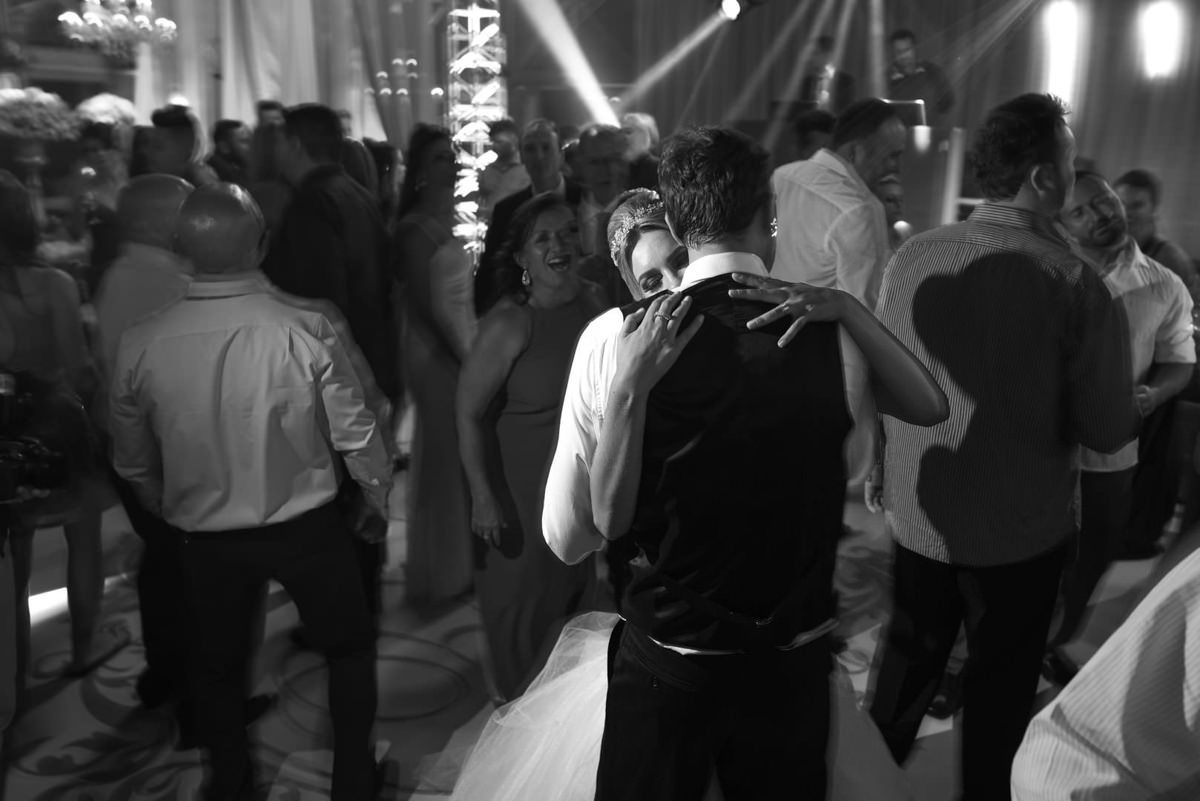 O fotógrafo de casamentos Michel Druziki, fotografou o casamento lindo do casal Mariane e Eduardo na cidade de Campo Largo. Noivos dançando abraçados 