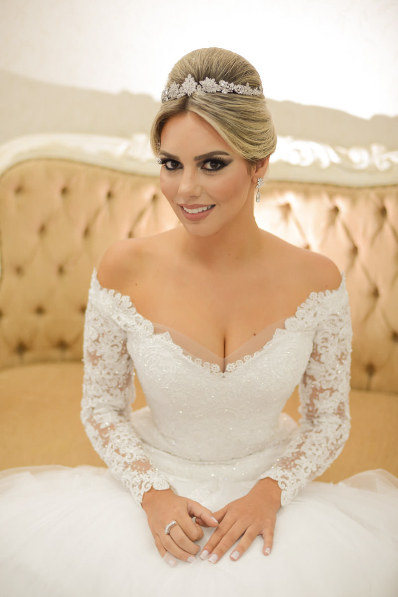 O fotógrafo de casamentos Michel Druziki, fotografou making of dos noivos Mariane e Eduardo que aconteceu no salão Camaleão Cabelo e Estética na cidade de Campo Largo. Noiva sentada e sorrindo