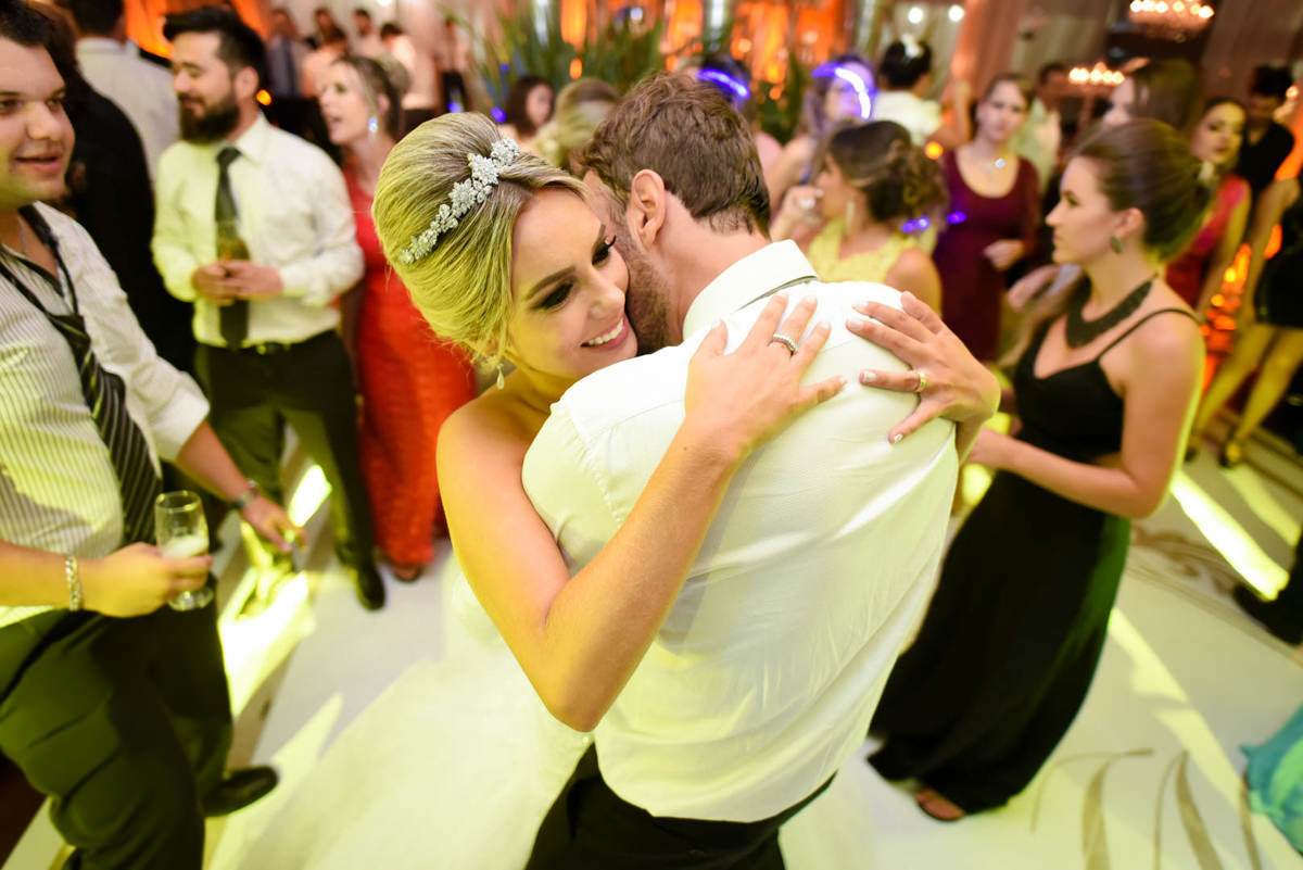 O fotógrafo de casamentos Michel Druziki, fotografou o casamento lindo do casal Mariane e Eduardo na cidade de Campo Largo. Noivos dançando abraçados e sorrindo