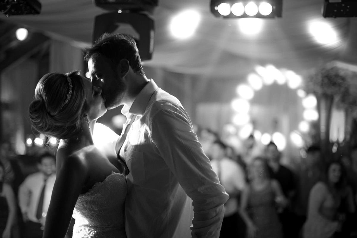 O fotógrafo de casamentos Michel Druziki, fotografou o casamento lindo do casal Mariane e Eduardo na cidade de Campo Largo. Noivos dançando abraçados e se beijando