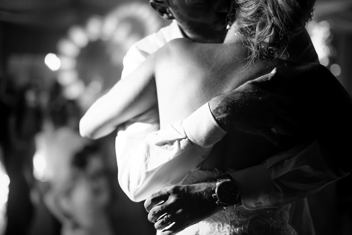 O fotógrafo de casamentos Michel Druziki, fotografou o casamento lindo do casal Mariane e Eduardo na cidade de Campo Largo. Noivos dançando abraçados 