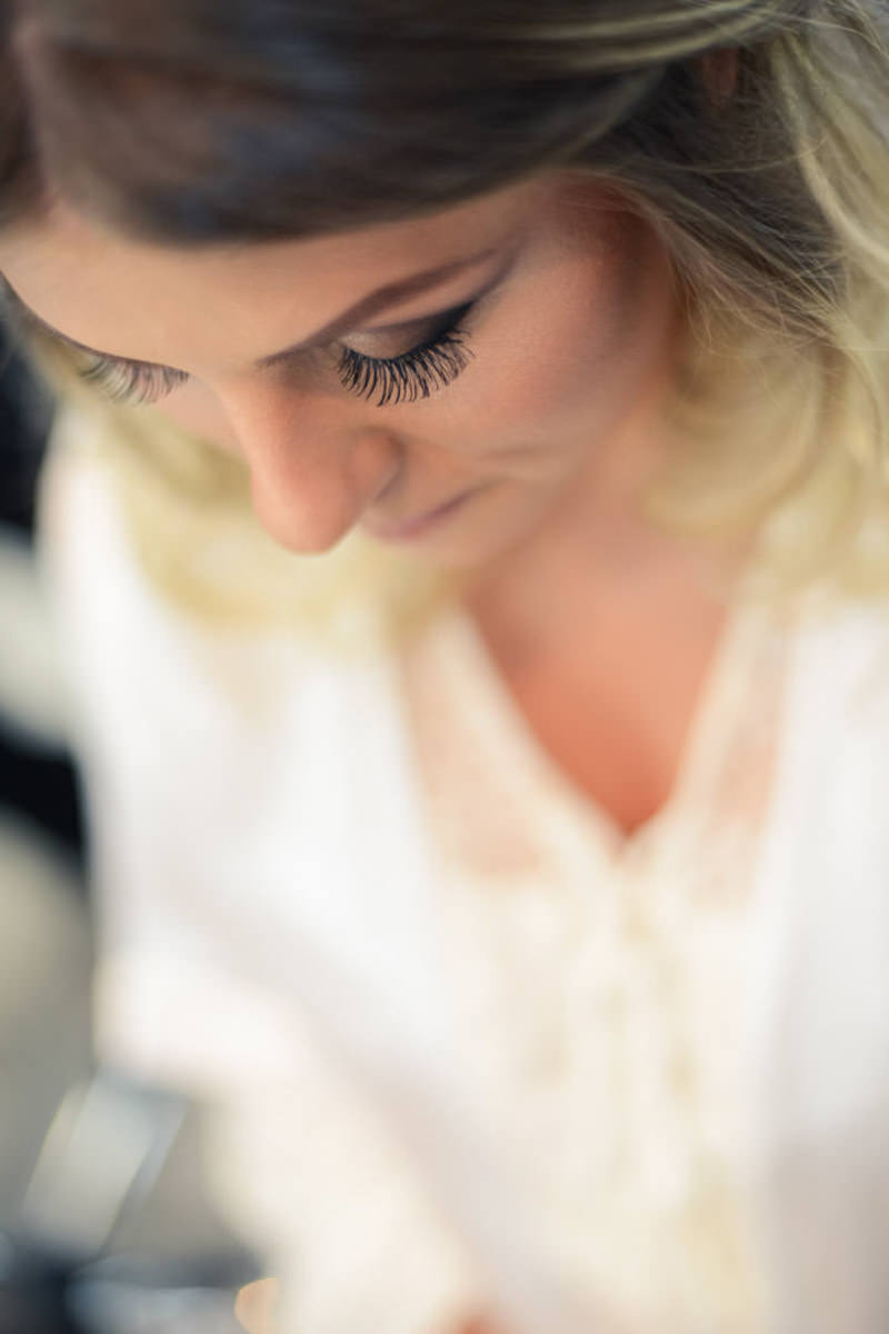 Making of da noiva no salão de belza Camaleão Cabelo e Estética em Campo Largo, fotografado pelo melhor fotógrafo de casamentos e ensaios de campo largo e Curitiba, Michel Druziki. Cílios da noiva