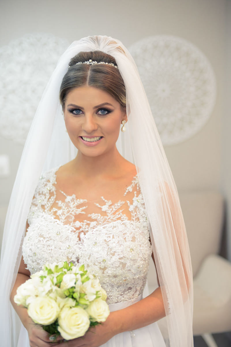 Making of da noiva no salão de belza Camaleão Cabelo e Estética em Campo Largo, fotografado pelo melhor fotógrafo de casamentos e ensaios de campo largo e Curitiba, Michel Druziki. Noiva sorrindo de véu