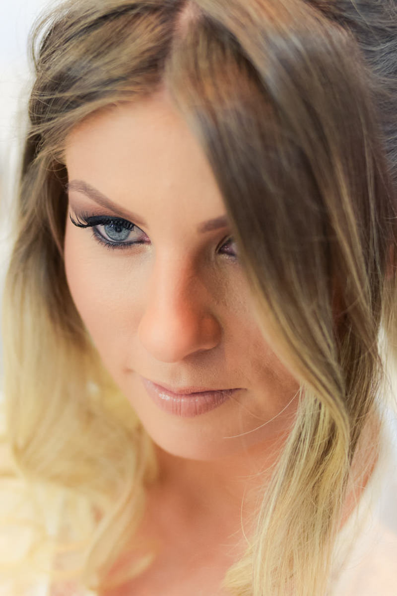 Making of da noiva no salão de belza Camaleão Cabelo e Estética em Campo Largo, fotografado pelo melhor fotógrafo de casamentos e ensaios de campo largo e Curitiba, Michel Druziki. Noiva loira de olho azul 