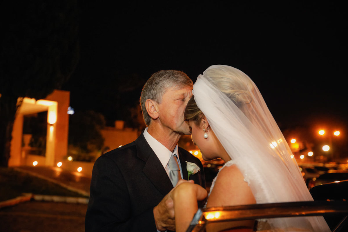 Casamento dos noivos Dani e Léo, fotografado pelo melhor fotógrafo de casamentos de campo largo e Curitiba, Michel Druziki. Pai da noiva dando beijo na testa 