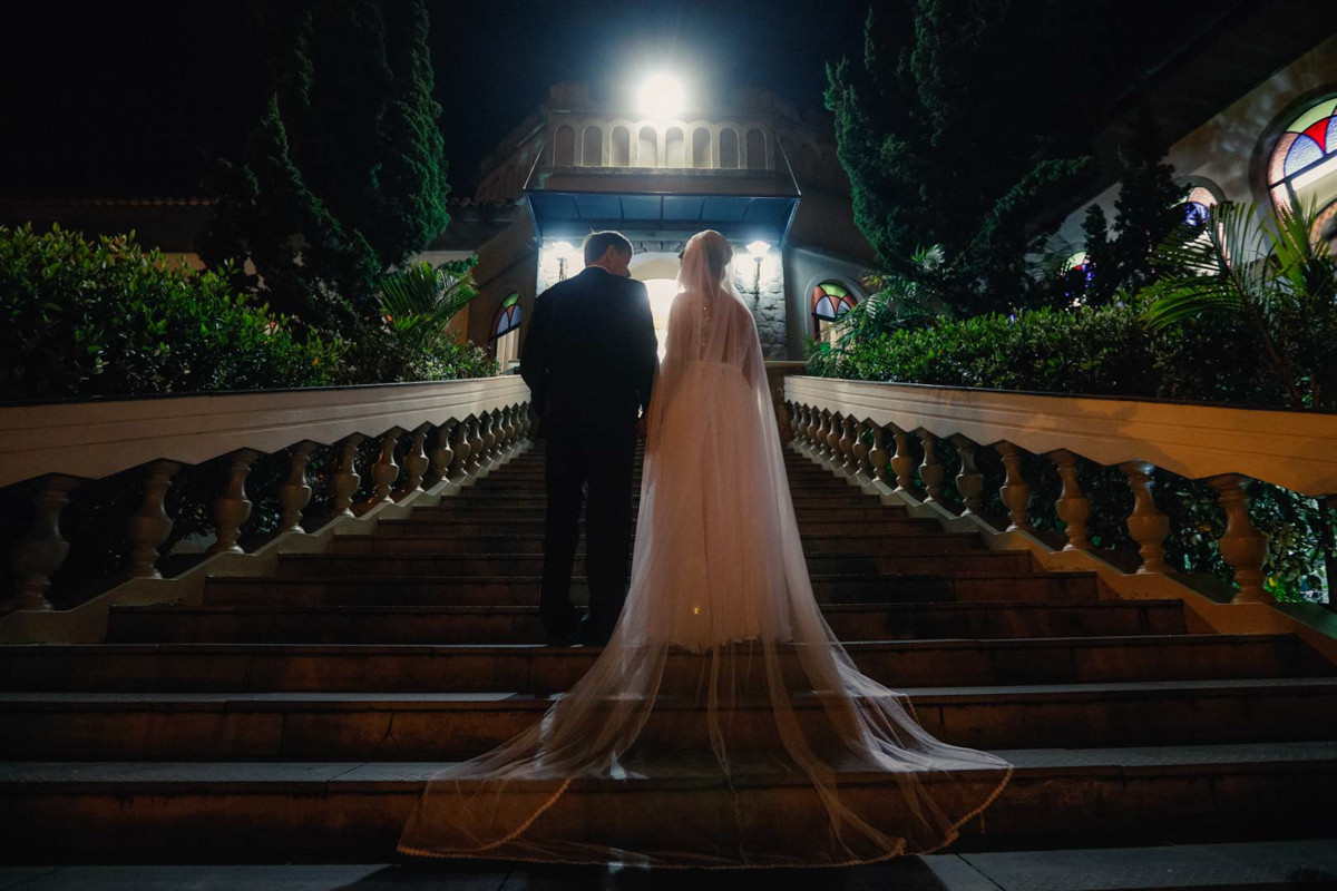 Casamento dos noivos Dani e Léo, fotografado pelo melhor fotógrafo de casamentos de campo largo e Curitiba, Michel Druziki. Noiva subindo as escadas da igreja acompanhada do pai 
