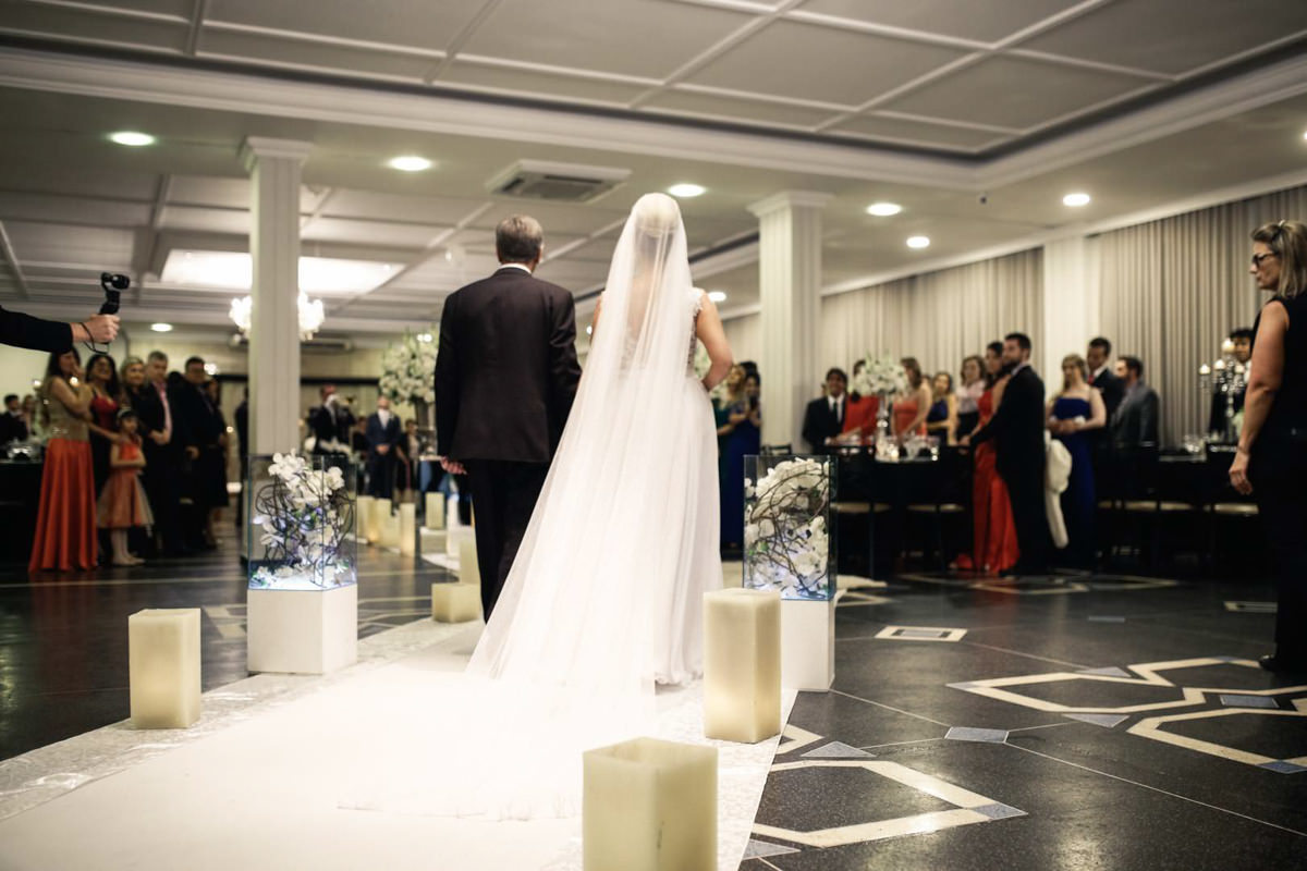 Casamento dos noivos Dani e Léo, fotografado pelo melhor fotógrafo de casamentos de campo largo e Curitiba, Michel Druziki. Noiva chegando ao altar
