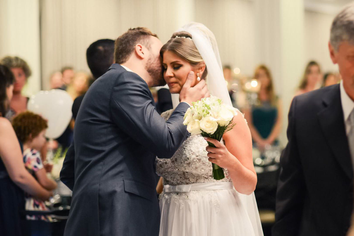 Casamento dos noivos Dani e Léo, fotografado pelo melhor fotógrafo de casamentos de campo largo e Curitiba, Michel Druziki. Noivo dando beijo no rosto da noiva