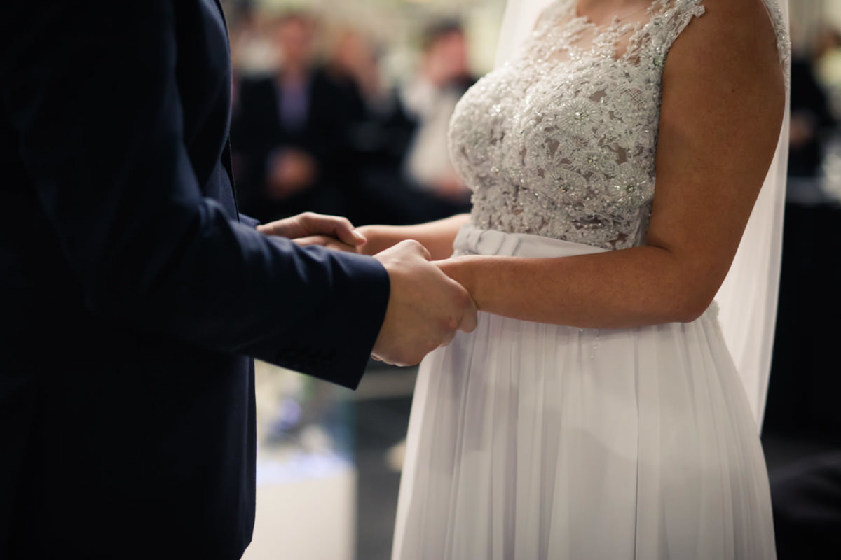 Casamento dos noivos Dani e Léo, fotografado pelo melhor fotógrafo de casamentos de campo largo e Curitiba, Michel Druziki. Noivos de mãos dadas