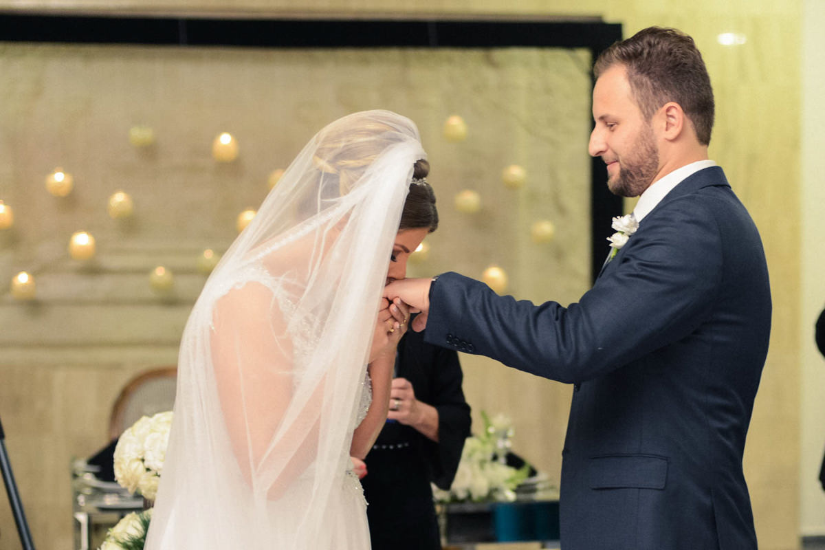 Casamento dos noivos Dani e Léo, fotografado pelo melhor fotógrafo de casamentos de campo largo e Curitiba, Michel Druziki. Noiva dando beijo na mão do noivo