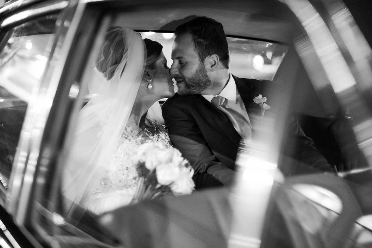 Casamento dos noivos Dani e Léo, fotografado pelo melhor fotógrafo de casamentos de campo largo e Curitiba, Michel Druziki. Noivos dentro do carro