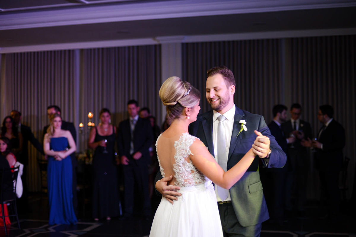 Casamento dos noivos Dani e Léo, fotografado pelo melhor fotógrafo de casamentos de campo largo e Curitiba, Michel Druziki. Noivos dançando