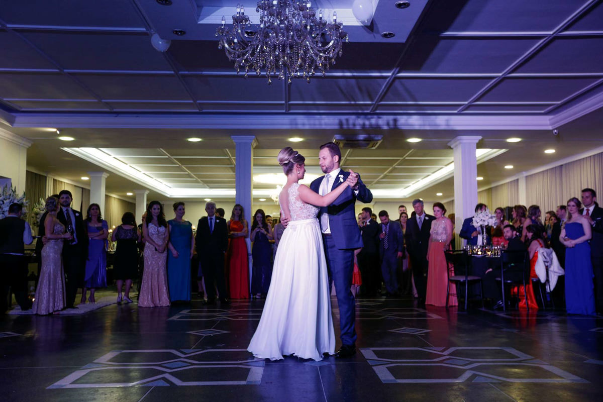 Casamento dos noivos Dani e Léo, fotografado pelo melhor fotógrafo de casamentos de campo largo e Curitiba, Michel Druziki. Noivos dançando