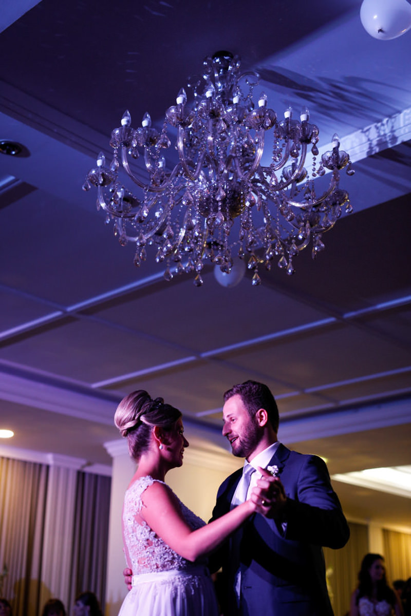Casamento dos noivos Dani e Léo, fotografado pelo melhor fotógrafo de casamentos de campo largo e Curitiba, Michel Druziki. Noivos dançando